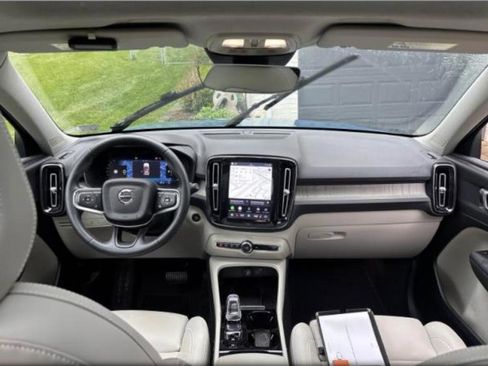 Used 2023 Volvo XC40 B5 Plus AWD/4WD image 2