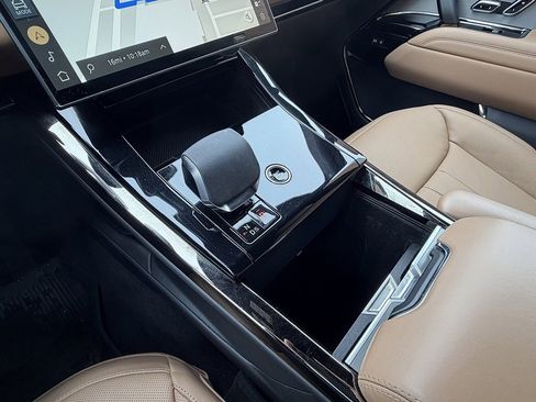 Used 2025 Land Rover Range Rover Sport SE image 14