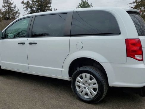 Used 2019 Dodge Grand Caravan SE image 3