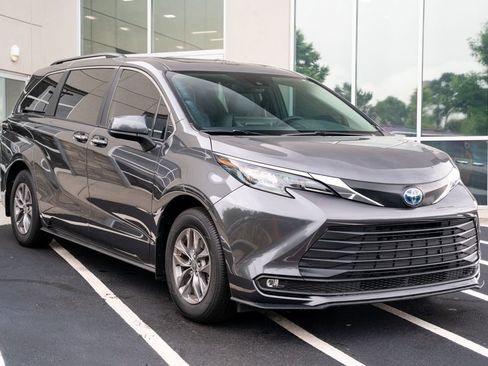 Used 2025 Toyota Sienna XLE FWD image 6