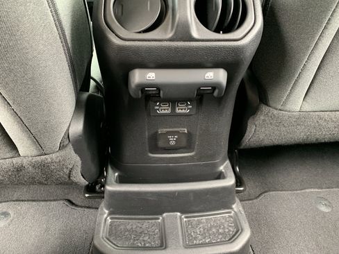 Used 2025 Jeep Wrangler Unlimited Sahara AWD/4WD image 26