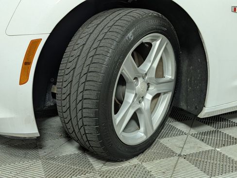 Used 2018 Chevrolet Camaro LT RWD image 10