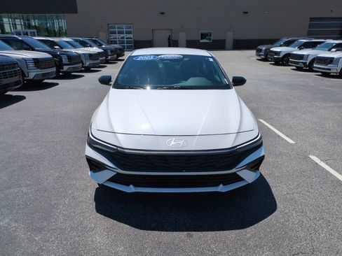 Used 2025 Hyundai Elantra Sport FWD image 2