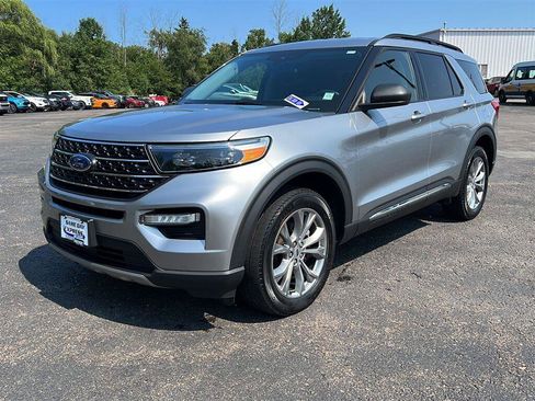 Used 2023 Ford Explorer XLT w/ Equipment Group 202A AWD/4WD image 18