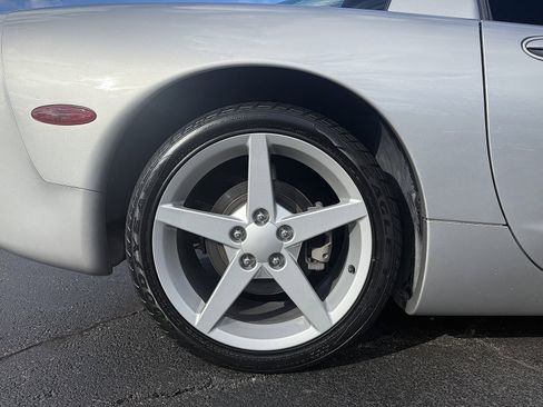 Used 2004 Chevrolet Corvette Coupe image 12