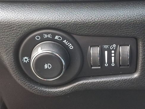 Used 2021 Chrysler Pacifica Touring-L w/ Uconnect Theater Family Group FWD image 23