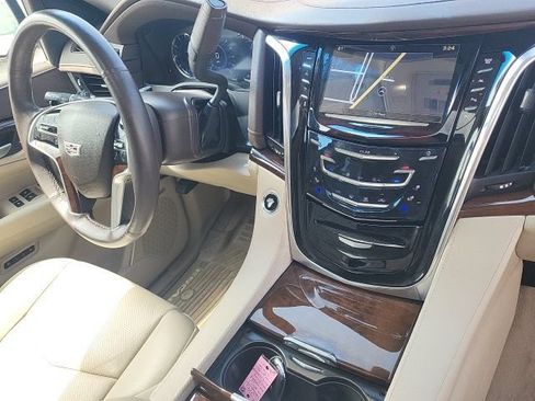 Used 2017 Cadillac Escalade ESV Luxury AWD/4WD image 9