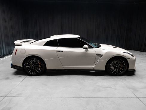 Used 2020 Nissan GT-R Premium AWD/4WD image 18