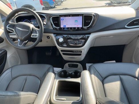 Used 2024 Chrysler Pacifica Touring-L image 12