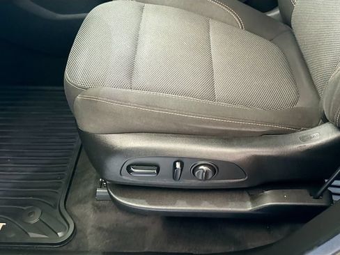 Used 2019 Chevrolet Traverse LT FWD image 19