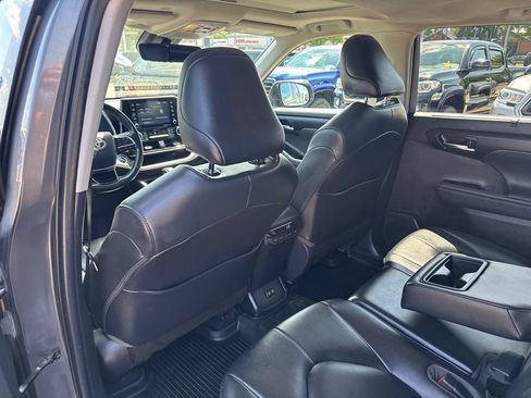 Used 2020 Toyota Highlander XLE AWD/4WD image 41