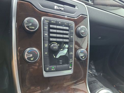 Used 2013 Volvo XC70 3.2 image 34