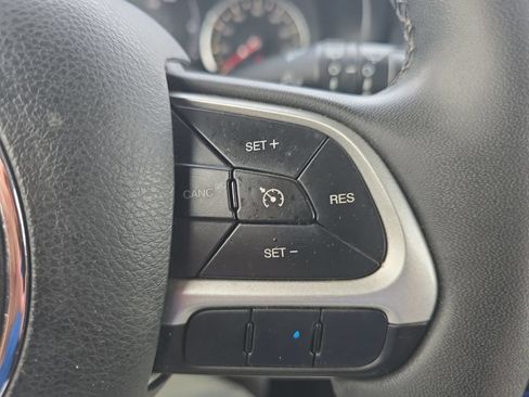 Used 2018 Jeep Renegade Latitude FWD image 23