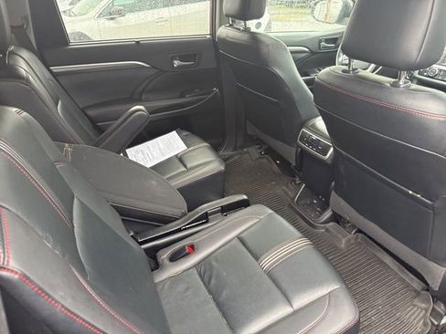 Used 2019 Toyota Highlander SE image 21