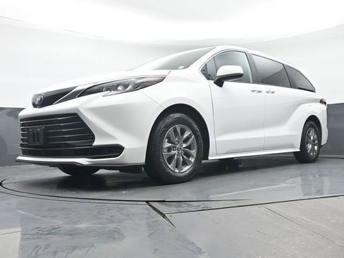 Used 2025 Toyota Sienna LE image 32