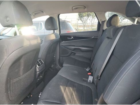 Used 2020 Kia Sorento S image 12