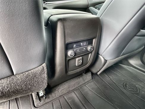 Used 2022 Buick Enclave Essence image 20
