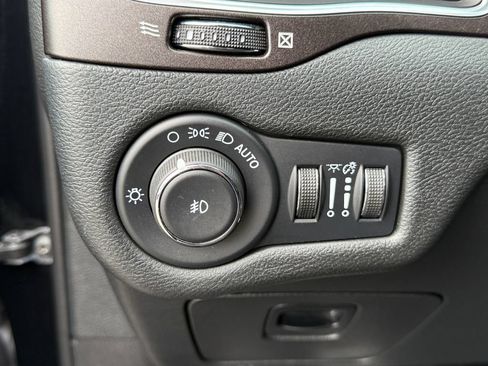Used 2022 Jeep Cherokee Trailhawk AWD/4WD image 22