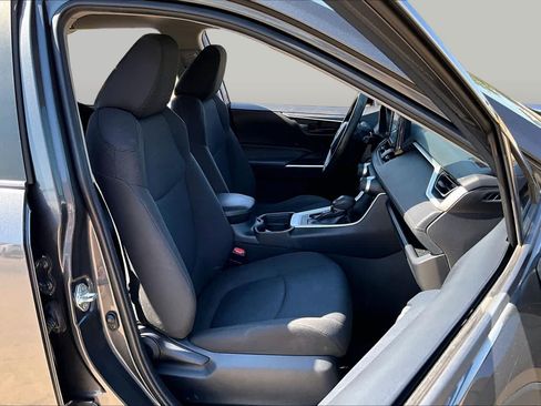 Used 2020 Toyota RAV4 LE AWD/4WD image 9