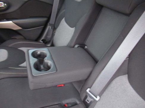 Used 2017 Jeep Cherokee Sport w/ Cold Weather Group image 39