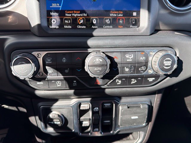 Used 2018 Jeep Wrangler Unlimited Sahara w/ Uconnect 4C Nav & Sound Group AWD/4WD image 26