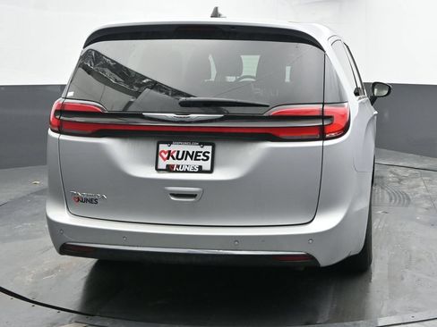 Used 2024 Chrysler Pacifica Touring-L FWD image 9