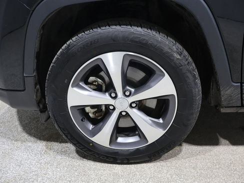 Used 2022 Jeep Cherokee Limited image 9