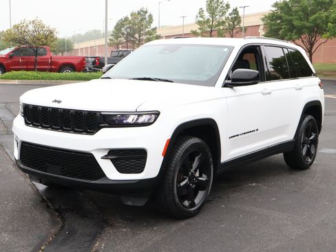 Used 2023 Jeep Grand Cherokee Altitude AWD/4WD image 31