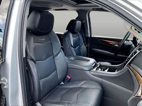 Used 2019 Cadillac Escalade ESV Luxury AWD/4WD image 9
