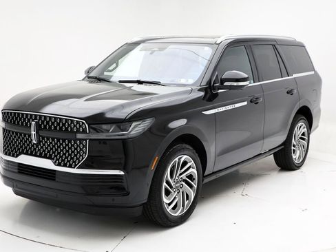 Used 2025 Lincoln Navigator Reserve AWD/4WD image 2