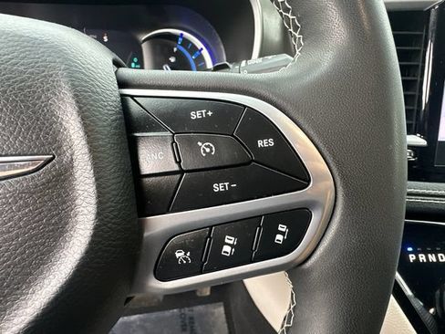 Used 2022 Chrysler Pacifica Touring-L FWD image 32