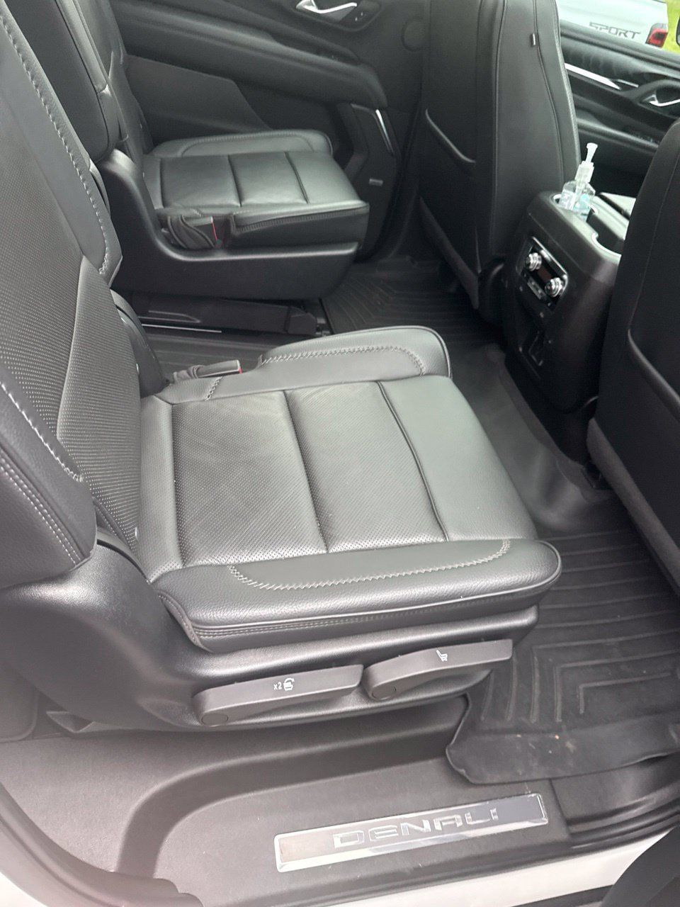 Used 2022 GMC Yukon XL Denali w/ Denali Premium Package AWD/4WD image 2