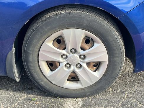 Used 2017 Kia Forte LX image 7