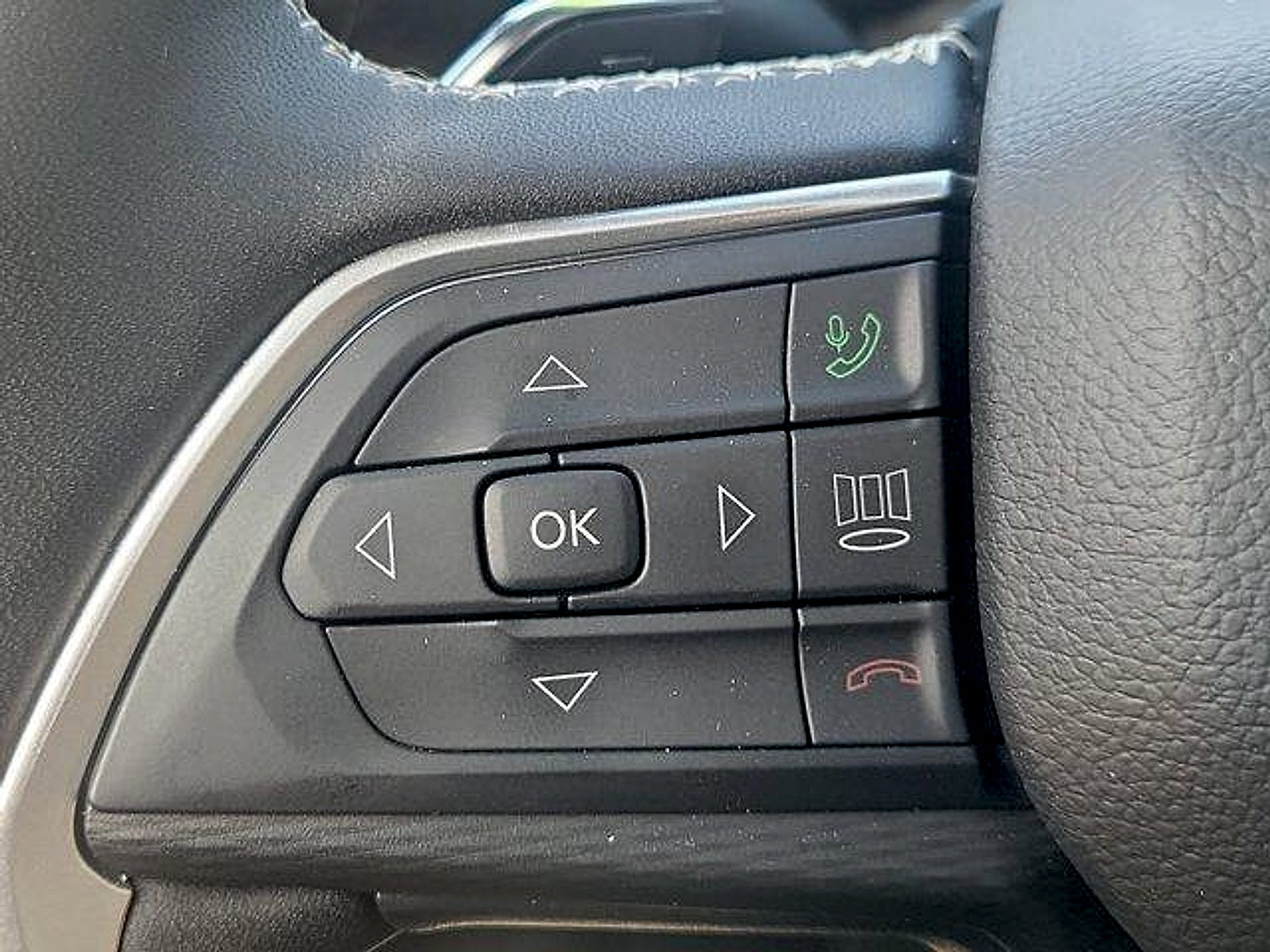 Used 2023 Jeep Grand Cherokee Altitude RWD image 24