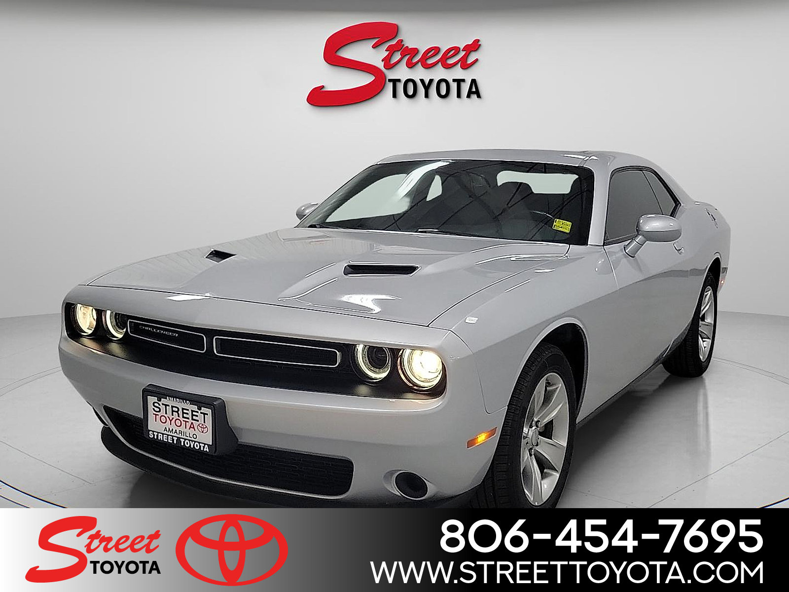 Used 2022 Dodge Challenger SXT RWD image 1