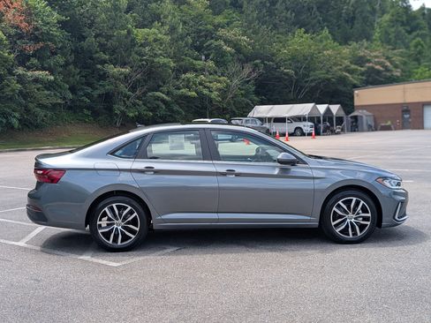 Used 2025 Volkswagen Jetta SE w/ Sunroof Package FWD image 10
