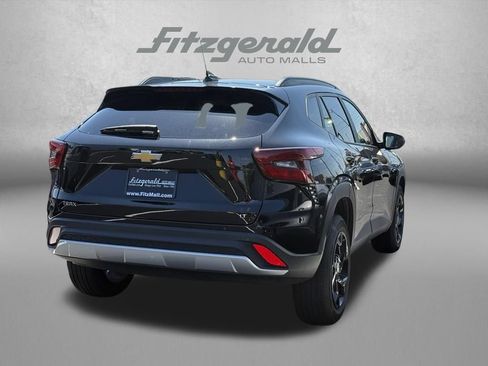 Used 2025 Chevrolet Trax LT FWD image 8