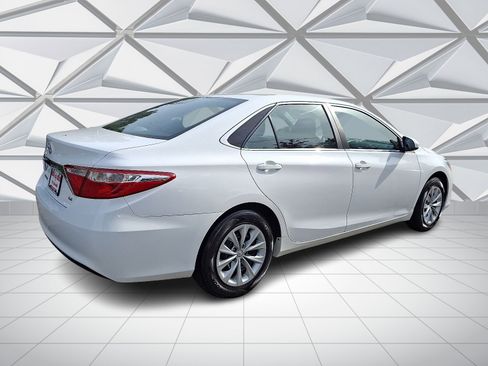 Used 2015 Toyota Camry LE image 11