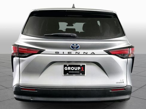 Used 2022 Toyota Sienna LE image 4