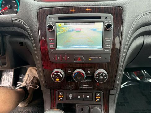 Used 2017 Chevrolet Traverse LT w/ Style and Technology Package image 32