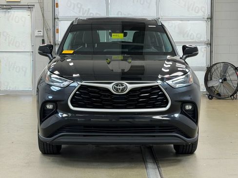 Used 2021 Toyota Highlander XLE AWD/4WD image 2