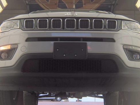 Used 2018 Jeep Compass Latitude w/ Popular Equipment Group AWD/4WD image 3