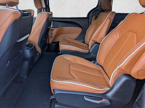 New 2026 Chrysler Pacifica Pinnacle image 14