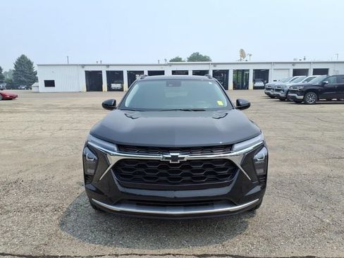 Used 2025 Chevrolet Trax LT w/ LT Convenience Package FWD image 2