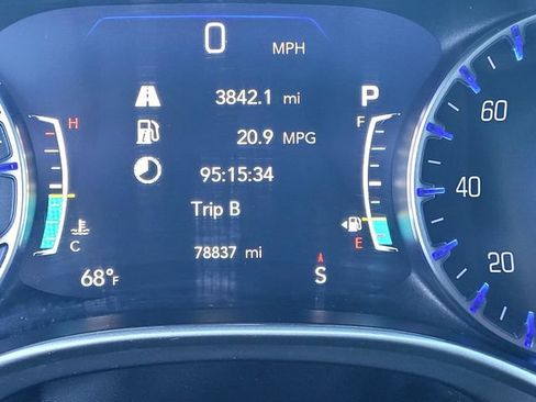 Used 2023 Chrysler Pacifica Touring-L FWD image 19