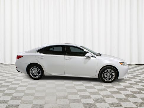 Used 2015 Lexus ES 350 w/ Luxury Package FWD image 2
