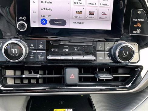 Used 2023 Toyota Highlander XLE image 15