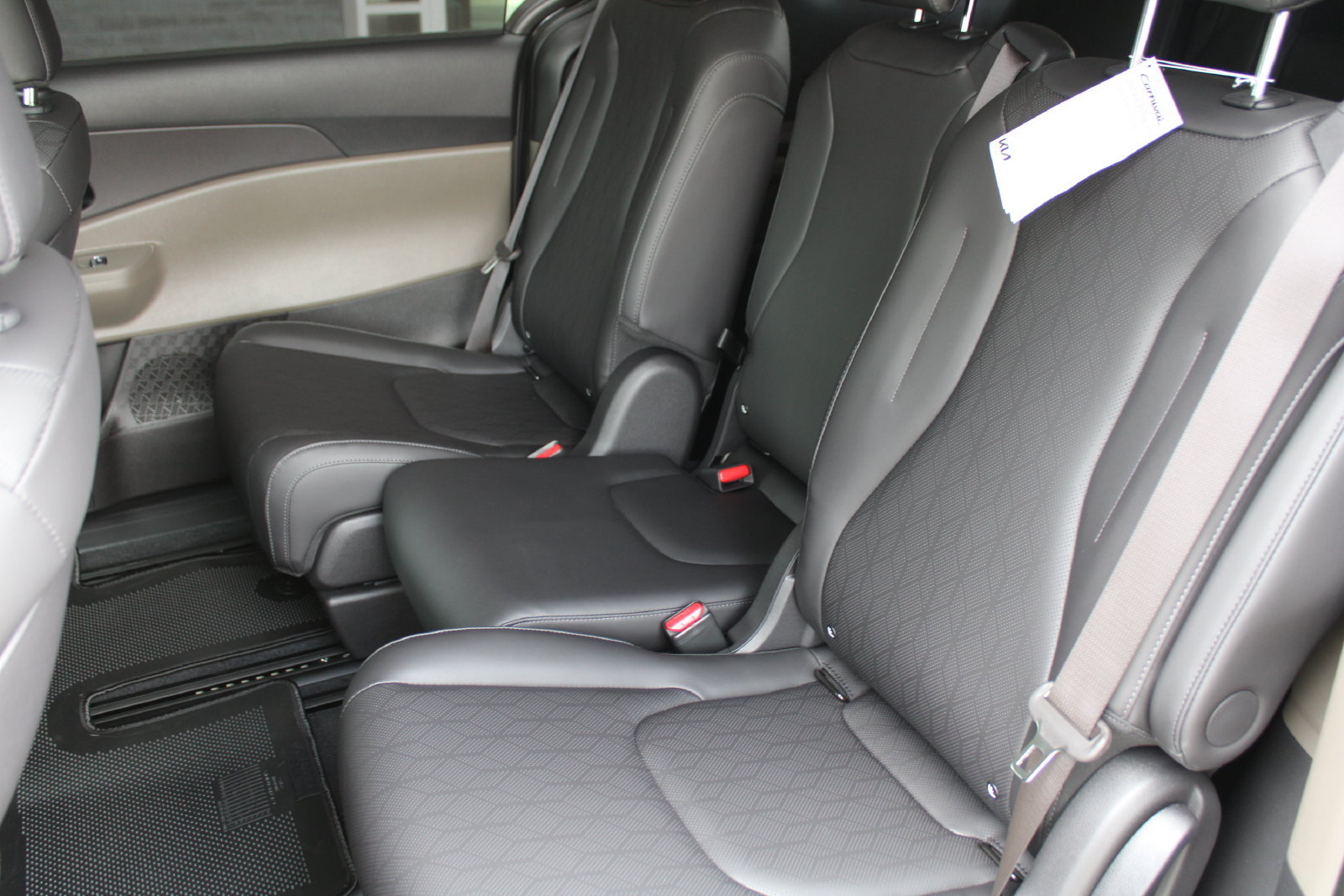 New 2026 Kia Carnival EX FWD image 6