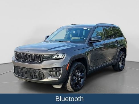 Used 2023 Jeep Grand Cherokee Altitude RWD image 4