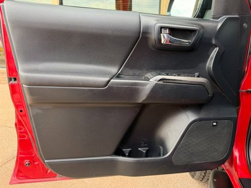 Used 2019 Toyota Tacoma TRD Off-Road image 40